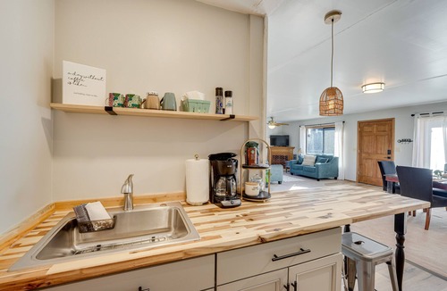 Central Point Cottage | On-Site Winery & Tasting Room: Oregon Bungalow!
