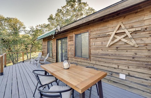 Central Point House | On-Site Winery & Tasting Room: Oregon Bungalow!