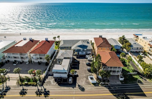 Indian Rocks Beach Condo | On the Private Beach! Tide Vibes #7 Full Kitchen!