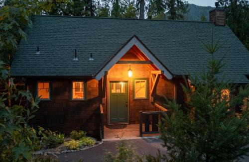 McKenzie Bridge House | On the River Wooded Bliss Cabin near Loloma
