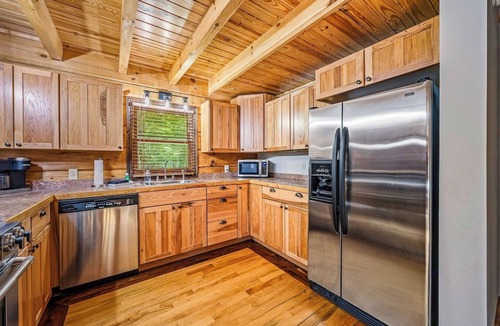 Charter Hills Cabin | On The Rocks: Beech Mtn Getaway w/Hot Tub & Fire Pit