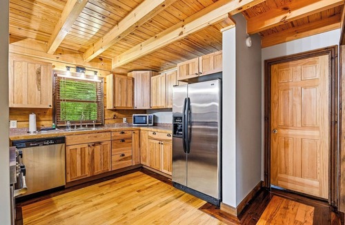 Charter Hills Cabin | On The Rocks: Beech Mtn Getaway w/Hot Tub & Fire Pit
