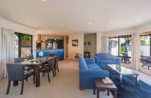 Britannia Heights Resort | On the Rocks - Nelson Waterfront Holiday Home