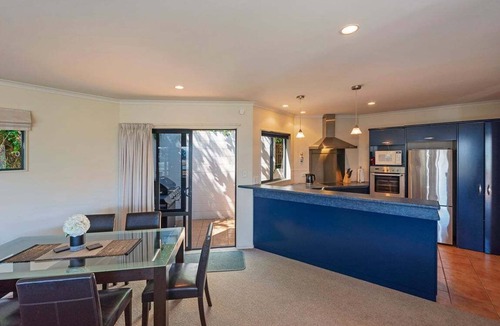 Britannia Heights Resort | On the Rocks - Nelson Waterfront Holiday Home
