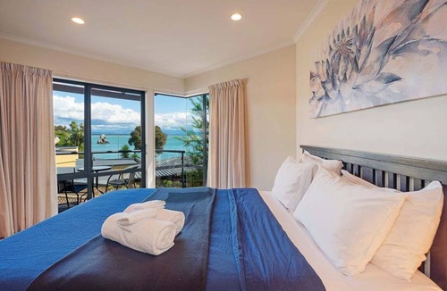 Britannia Heights Resort | On the Rocks - Nelson Waterfront Holiday Home