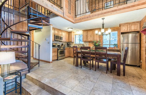 Sundance Cabin | ON THE STREAM- SHORT WALK TO RESORT, HOT TUB, WOOD FIREPLACE. COZY HIDEAWAY