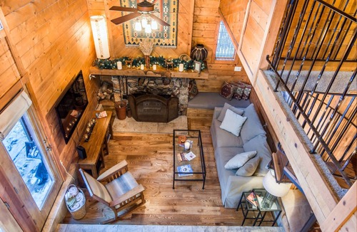 Sundance Cabin | ON THE STREAM- SHORT WALK TO RESORT, HOT TUB, WOOD FIREPLACE. COZY HIDEAWAY