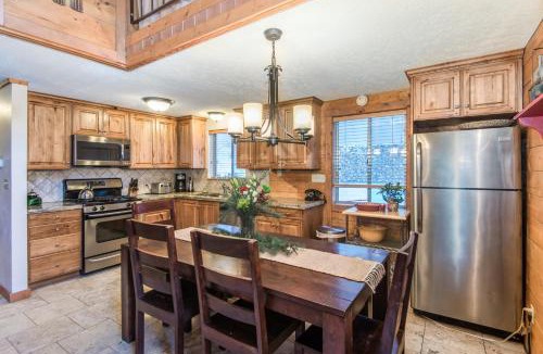 Sundance House | On the Stream, Short Walk to Resort, Hot Tub, Wood Fireplace
