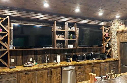 Mineral Bluff Cabin | On Toccoa River - Luxury Riverfront - Hot tub