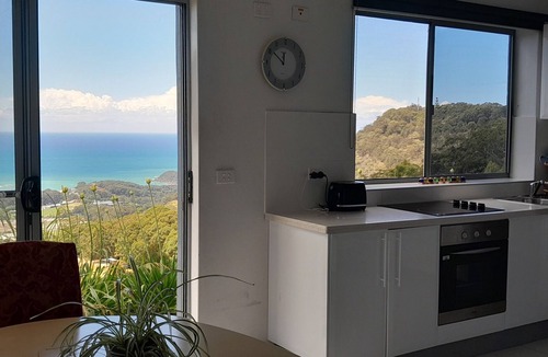 Korora Apartment | ON TOP OF THE WORLD Garden Studio Panoramic Ocean Views, Close to Town & Beaches