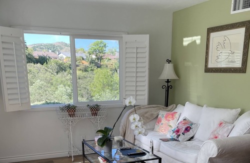 Thousand Oaks House | On trailhead for Wildwood Park