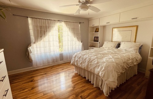 Thousand Oaks House | On trailhead for Wildwood Park