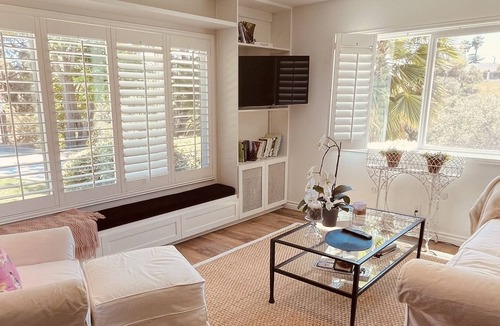 Thousand Oaks House | On trailhead for Wildwood Park