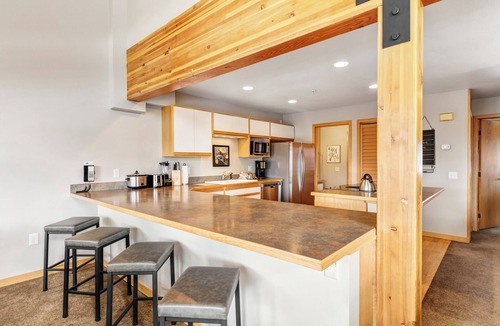 Baldy Mountain Condo | One Bdrm Condo. AMAZING VIEWS. On bus route. Pet friendly.