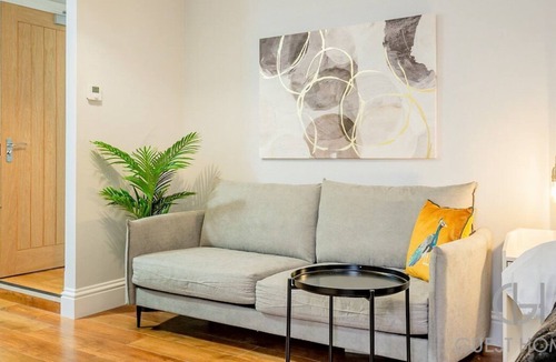 Evesham Apartment | One Bed Studio in Town Centre.