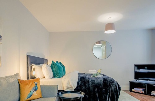Evesham Apartment | One Bed Studio in Town Centre.