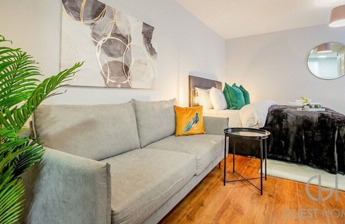 Evesham Apartment | One Bed Studio in Town Centre.