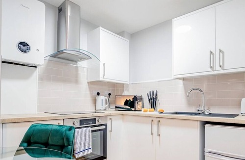 Evesham Apartment | One Bed Studio in Town Centre.