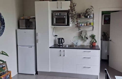 Whitianga Cabin | One bedroom Cabin. Walking distance to beach and center of town. Pet friendly.