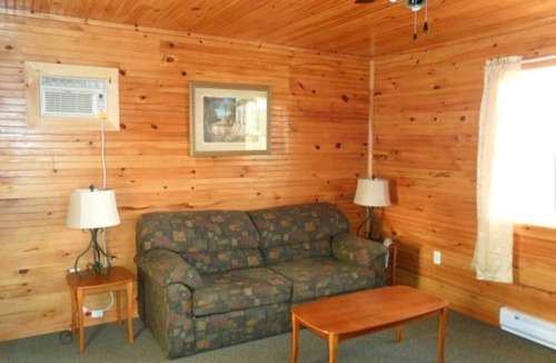 Mayfield Resort | One Bedroom Deluxe Cottage - Sleeps 4