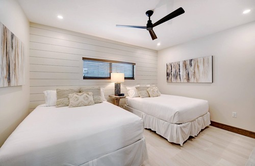 Holmes Beach Resort | One Bedroom Double Queen (2 Queens) Pool View Luxury Suites