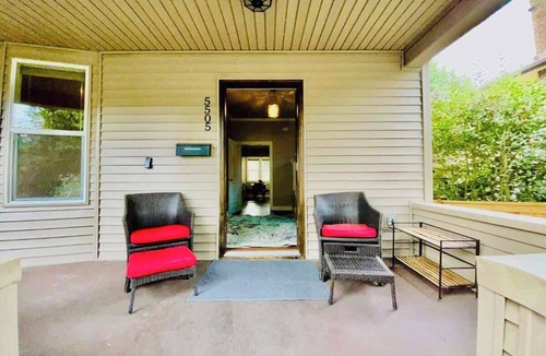 University District Apartment | One Bedroom in Quiet Neighbourhood
