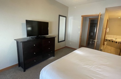 Peak 9 Resort | One Bedroom Master Unit. Beautiful Luxury Ski in, Ski Out Resort
