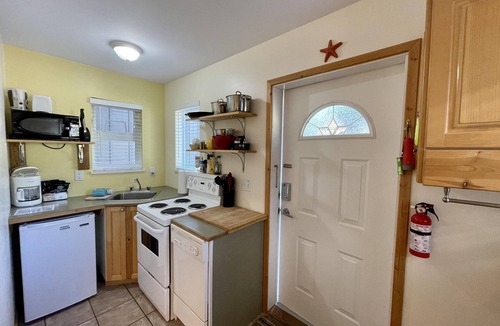 Ucluelet Cabin | One Bedroom Private Cabin Close to Trails and Beaches
