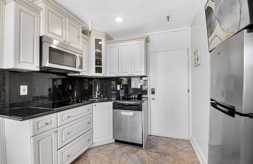 Palm Beach Apartment | One Bedroom Spacious Palm Beach Condo Heated Pool