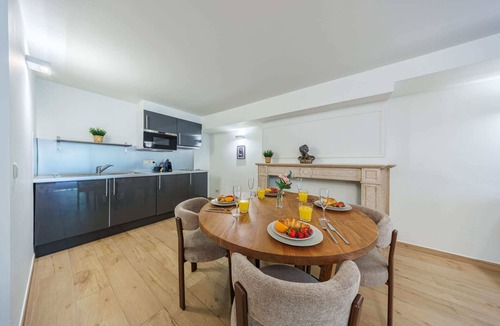 Upper Town Apartment | One-Bedroom with Garden View Mas A-Garden