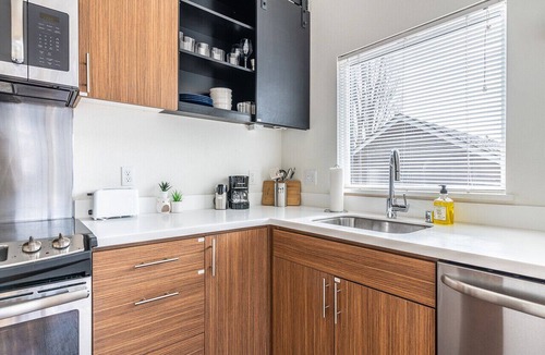 Mann Apartment | One bedroom with plenty of natural light and parking (pet friendly)