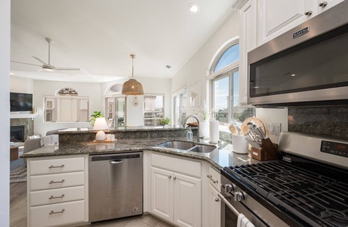 Downtown House | One block from Beach Sleeps 8