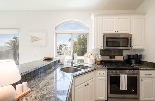 Downtown House | One block from Beach Sleeps 8