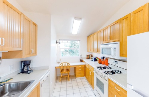 Newport House | One block to the ocean & Nye Beach Sunny home with fireplace, foosball & WiFi