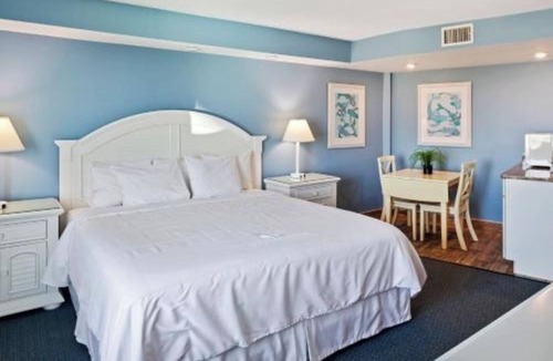 Ormond Beach Hotel | One King Room w/Amazing City View – Modern Design Meets Everyday Comfort