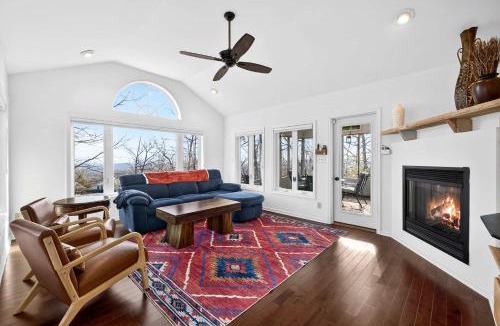 The Woods House | One-level w FirePit 2 Living Areas & Resort Amens