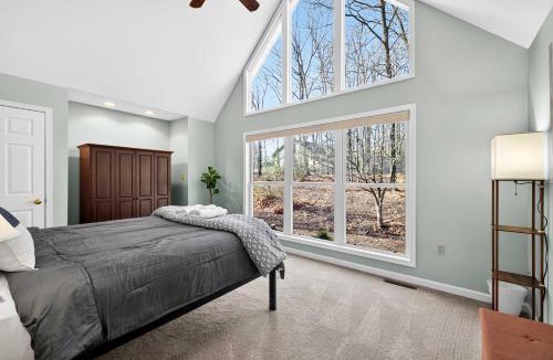 The Woods House | One-level w FirePit 2 Living Areas & Resort Amens