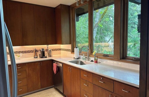 Southeast Eugene House | One of a kind home in the trees! 3-bedroom home in Eugene with WiFi, AC