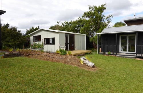 Tawharanui House | One Pigeon Takatu, Tāwharanui Peninsula - refurbished nbach vibe