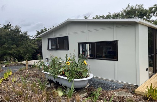 Tawharanui House | One Pigeon Takatu, Tāwharanui Peninsula - refurbished nbach vibe
