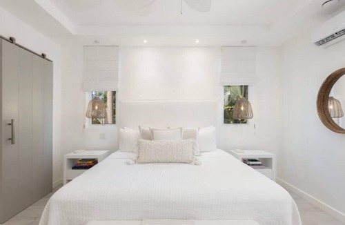 Gibbs Bay Apartment | One Queen's Street YE · Queen's Landing, Brand New Luxury Beachfront Villa
