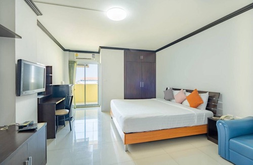 Ban Lam Rua Taek Hotel | One Residence Navanakorn