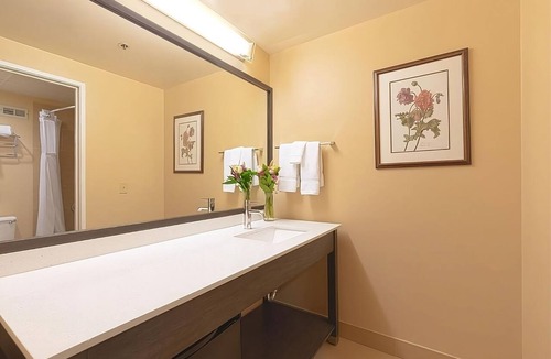 Wenatchee Hotel | One Room | Two Queen Beds | Breakfast Included