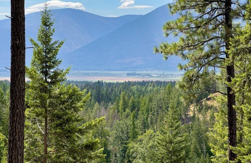 Bonners Ferry House | One Small Rv Space North of Bonners Ferry. 50 Amp, Water, Sewer. Ask about pets