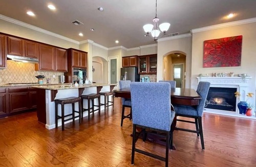 West Sacramento House | One Story, Pet & Family Friendly, Fireplace