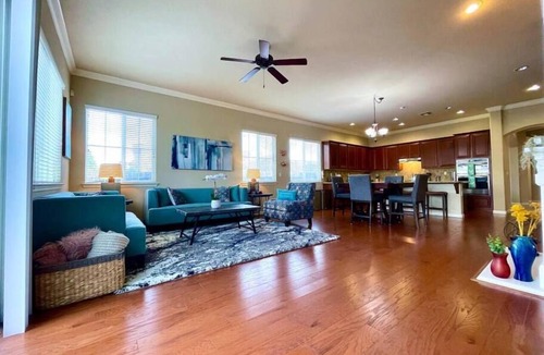 West Sacramento House | One Story, Pet & Family Friendly, Fireplace