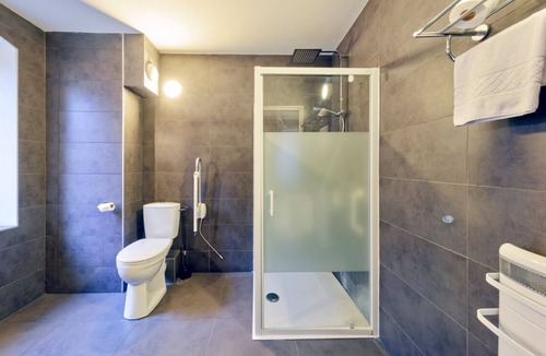 Contades Hotel | One Unit w/Double Beds | Pet Friendly | Near Museum & University Library