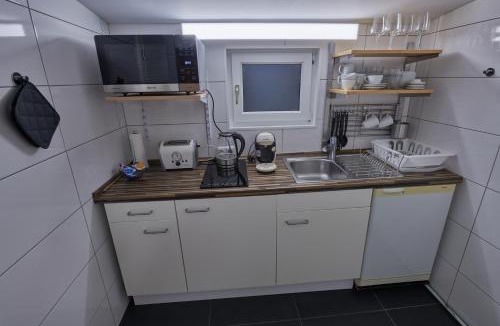 Johannisthal House | Onebnb Gästehaus mit Terrasse Nähe BER Flughafen Adlershof WISTA Treptow