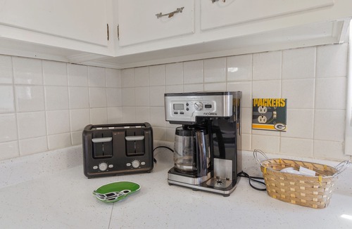 Green Bay House | Oneida St duplex 5 min walk to Lambeau 8 beds furnished full kitchen laundry