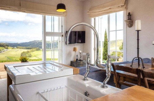 Onetangi Cottage | Onetangi Estate Cottage by Waiheke Pure - Stunning views, complete privacy, beautifully decorated